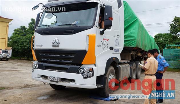 Lực lượng thanh tra giao thông và CSGT kiểm tra trọng tải xe  tại Trạm cân số 15 