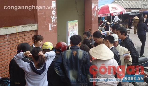 Thanh niên nông thôn vất vả tìm kiếm việc làm ở thành phố