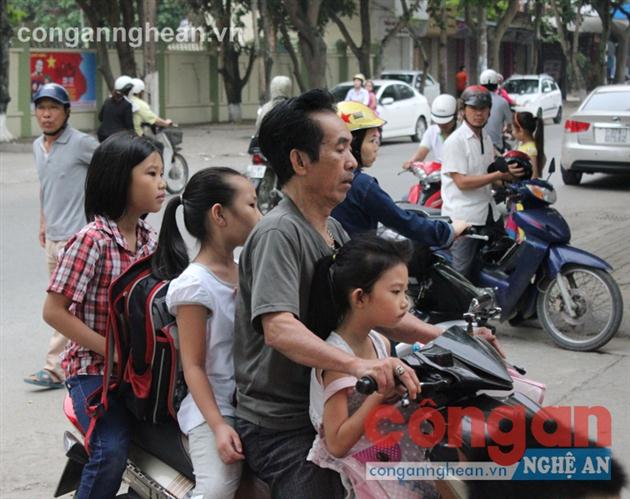 Vẫn còn nhiều phụ huynh phớt lờ quy định,  không đội mũ bảo hiểm cho trẻ khi tham gia giao thông 
