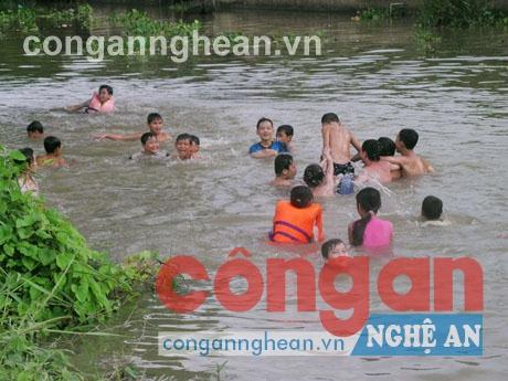Tắm sông nguy cơ dẫn đến tình trạng trẻ bị đuối nước - Ảnh minh họa