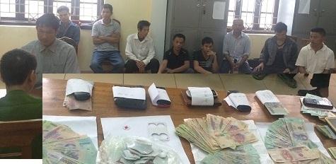 Các đối tượng đánh bạc cùng tang vật trong vụ án
