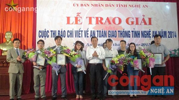 Lãnh đạo UBND tỉnh  trao thưởng cho các tác giả đạt giải
