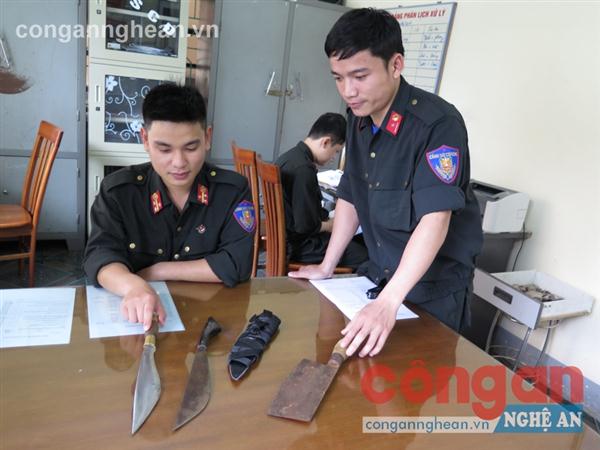 Các loại  vũ khí  thô sơ  được  Đại đội  CSCĐ  phát hiện,  thu giữ 