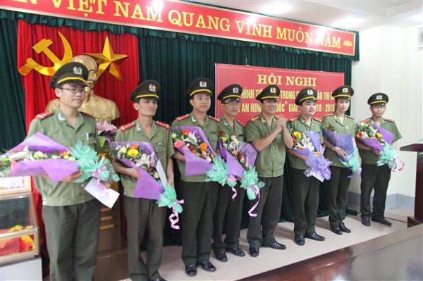 Trao thưởng cho các cá nhân có thành tích xuất sắc