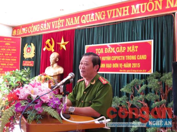 Lãnh đạo đơn vị trao đổi với phụ huynh các công dân phục vụ có thời hạn trong CAND