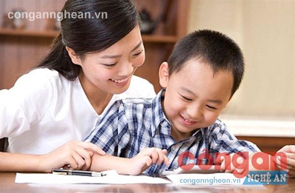 Bên cạnh việc dạy dỗ từ phía nhà trường, gia đình cũng có vai trò rất quan trọng trong việc giáo dục và hình thành nhân cách cho học sinh - Ảnh minh họa