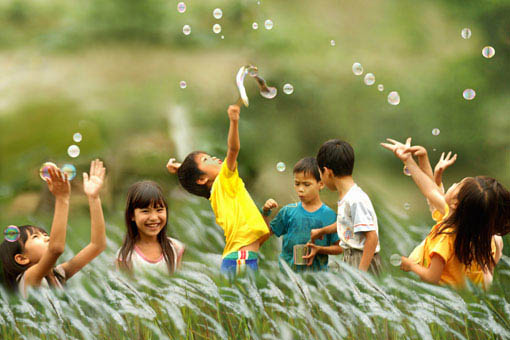 Trẻ em cần có một tuổi thơ trong sáng và hồn nhiên nhất Ảnh minh họa