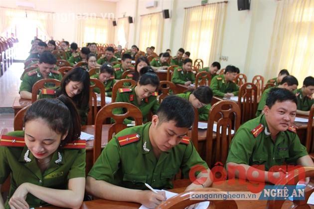 Các thí sinh tham gia phần thi lý thuyết 
