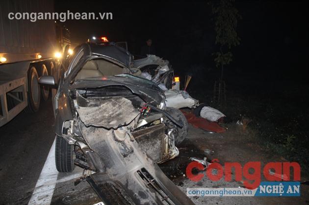 Xe ôtô 4 chỗ bị biến dạng hoàn toàn