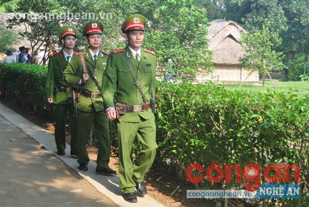 Tuần tra đảm bảo an toàn tuyệt đối cho các đoàn khách  đến tham quan quê Bác