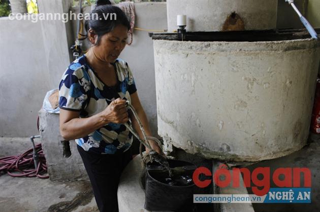 Người dân làng Cờ Đỏ đang phải sử dụng nguồn nước ô nhiễm
