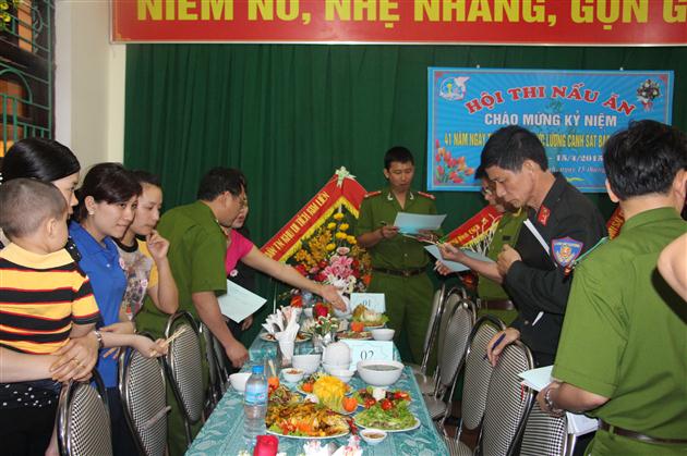 Các đội phải thuyết trình ý nghĩa của mâm cơm.