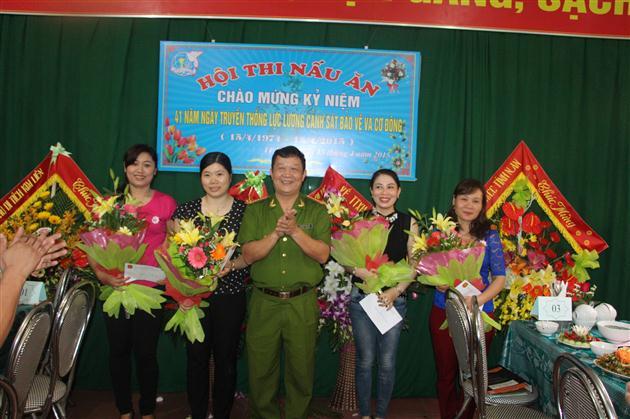 Đồng chí đại tá Nguyễn Trọng Đối, Trưởng phòng Cảnh sát Bảo về và Cơ động trao giải thưởng cho các đội.