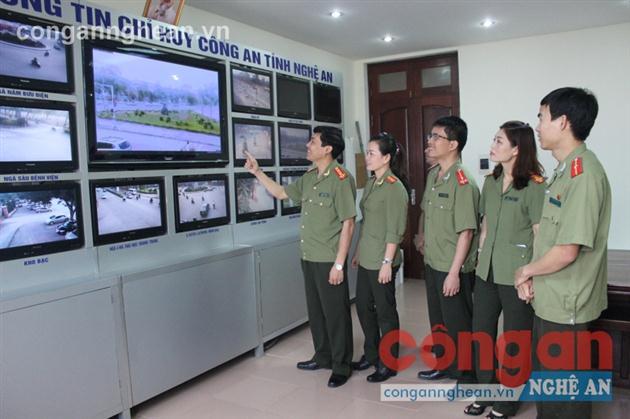 Đồng chí Đại tá Lê Khắc Thuyết, Trưởng phòng Tham mưu chỉ đạo Trung tâm Chỉ huy Công an tỉnh kiểm tra ATGT trên các tuyến đường qua mạng