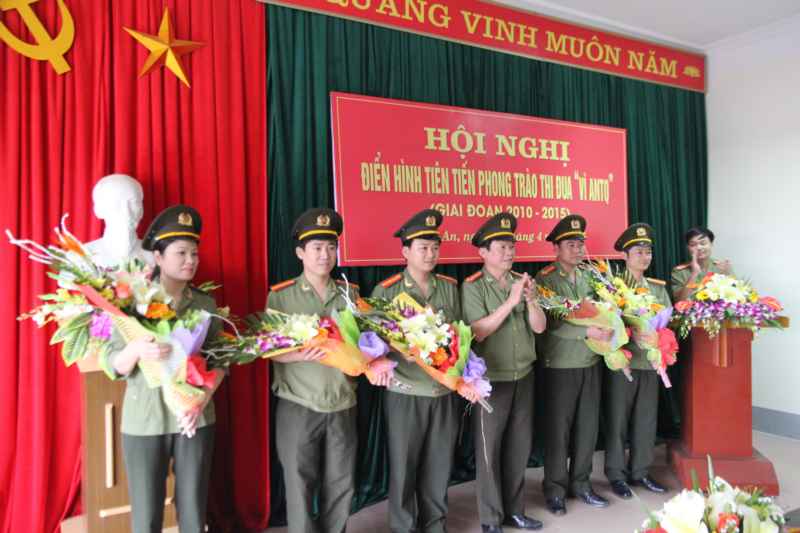 Trao thưởng cho các tập thể có thành tích xuất sắc