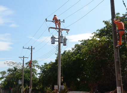 Công nhân Điện lực sửa chữa đường dây điện nông thôn trên địa bàn huyện Châu Đức.