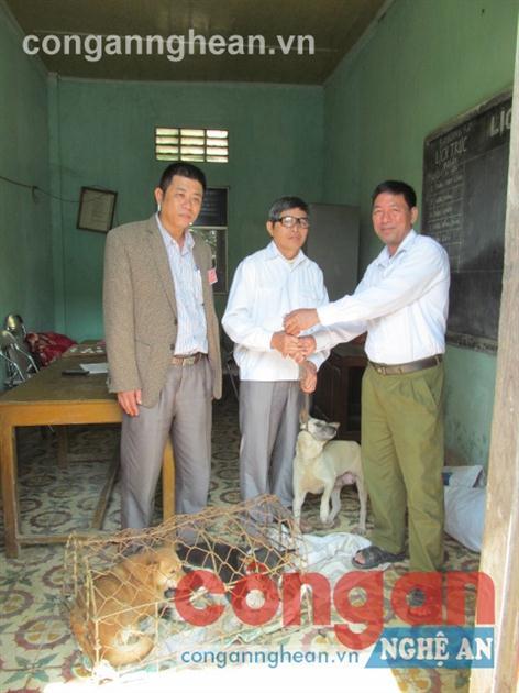 Ông Đặng Văn Tam (đứng giữa) phấn khởi nhận lại tài sản bị mất