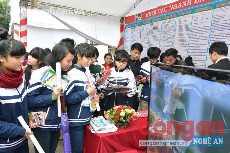 Học sinh tham gia buổi tư vấn tuyển sinh hướng nghiệp                                            tại Trường Đại học Vinh