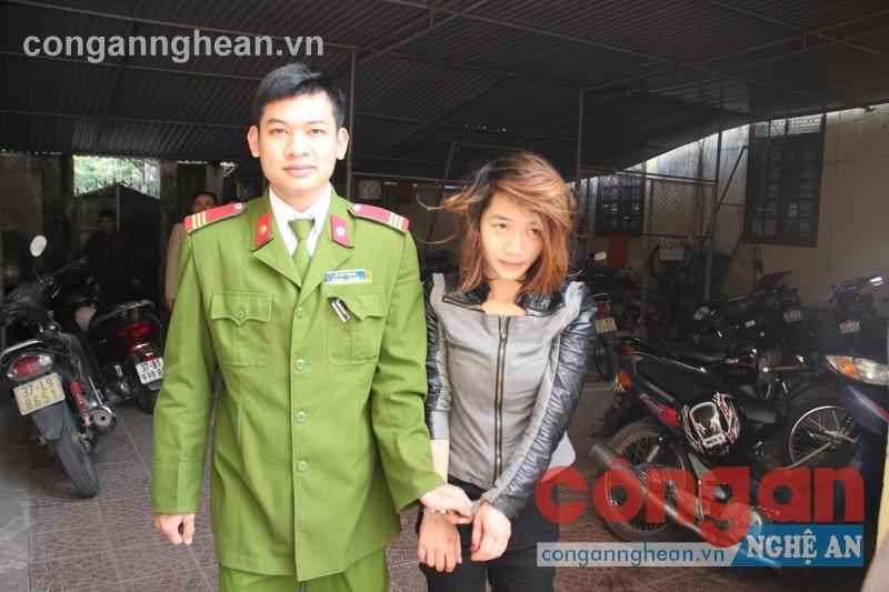 Đối tượng Nguyễn Thị Hà bị Công an TX Cửa Lò bắt giữ  về hành vi trộm cắp tài sản 