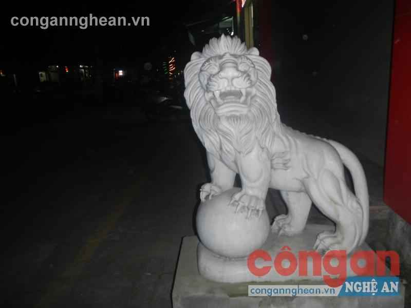 Hiện nay, hình ảnh sư tử đá vẫn hiện diện sừng sững tại các điểm công cộng, nhà dân