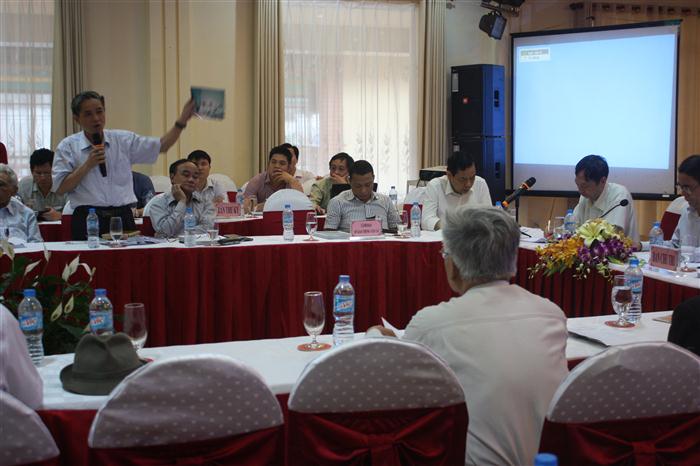 Đại biểu phát biểu góp ý chỉnh sửa cuốn sách