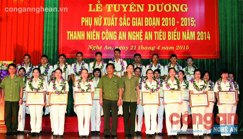 Đồng chí Đại tá Hồ Văn Tứ, Phó Giám đốc Công an tỉnh cùng đại diện Đoàn Thanh niên, Hội Phụ nữ Bộ Công an khen thưởng cho các điển hình phụ nữ xuất sắc giai đoạn 2010 - 2015 và thanh niên tiêu biểu năm 2014 - Ảnh: Thiên Thảo