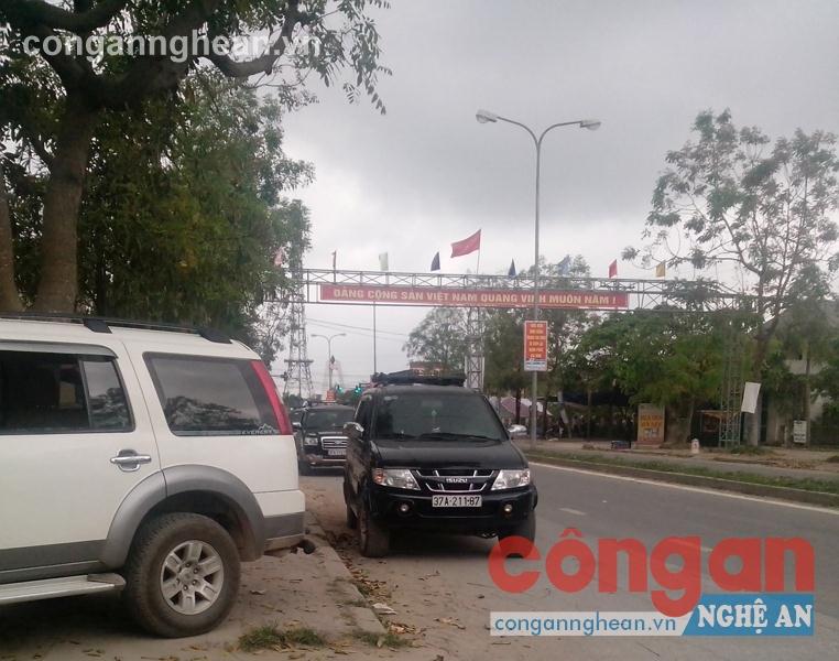 Xe ôtô 7 chỗ hoạt động kinh doanh vận tải tại ngã tư thị trấn Đô Lương