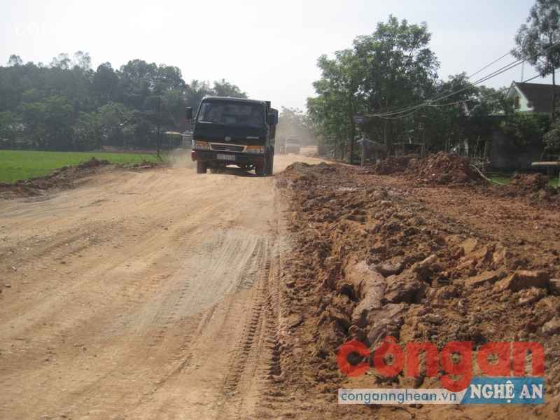 Xe tải trọng lớn là thủ phạm tàn phá con đường