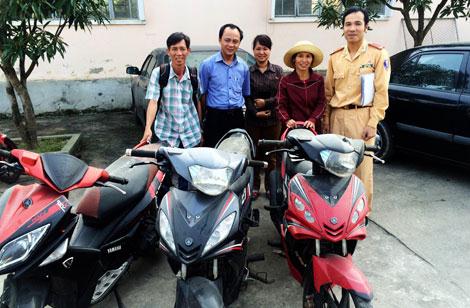 Phòng CSGT đường bộ, đường sắt trao trả 3 chiếc xe máy                         cho chủ sở hữu sau nhiều năm bị mất trộm  
