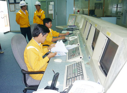 Kỹ sư làm việc tại Trung tâm điều hành, xử lý khí thuộc Nhà máy xử lý khí Dinh Cố  - đơn vị trực thuộc Tổng Công ty Khí Việt Nam.