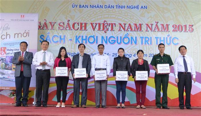 Lãnh đạo tỉnh tặng sách cho các đơn vị