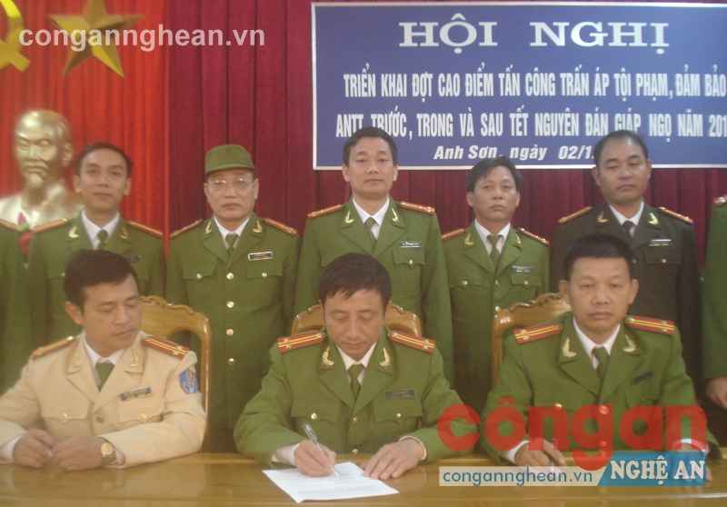 CBCS Công an huyện Anh Sơn ký cam kết thi đua lập nhiều thành tích  xuất sắc trong đấu tranh phòng, chống tội phạm 