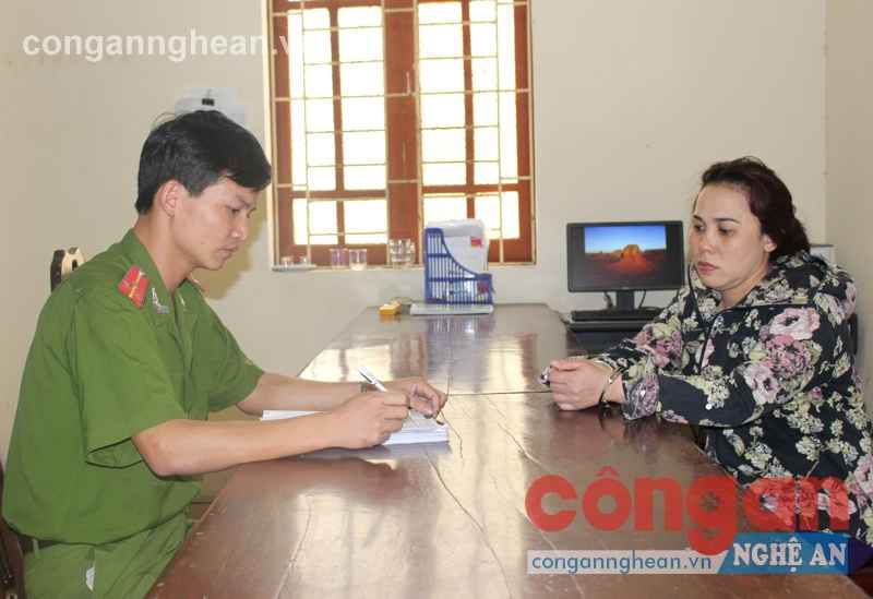  Công an huyện lấy                            lời                             khai                          của                             đối                      tượng                            trong                     vụ án