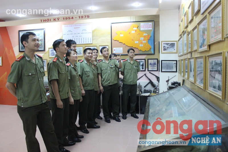  Đoàn viên thanh niên tham quan bảo      tàng truyền thống của Công               an                  Nghệ              An 