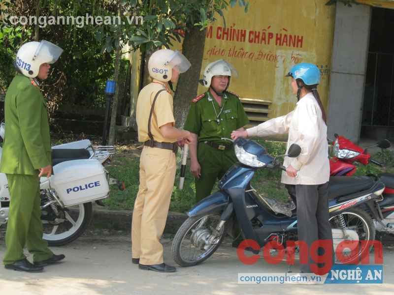 CSGT Công an TX Cửa Lò xử lý nghiêm các hành vi vi phạm TTATGT,  đảm bảo ANTT mùa du lịch năm 2015