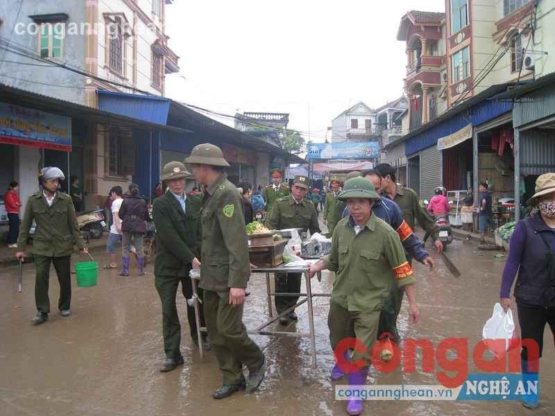 Mặc dù các lực lượng chức năng đã ra quân xử lý tình trạng họp chợ cóc, chợ tạm trên hành lang ATGT nhưng sau mỗi đợt xử lý, tình trạng này lại tái diễn