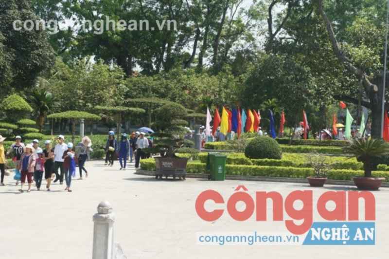 Tất cả hướng về Bác với tấm lòng thành kính và biết ơn sâu sắc
