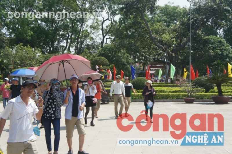 Nhiều du khách từ khắp cả nước đến Kim Liên để tưởng nhớ Chủ tịch Hồ Chí Minh
