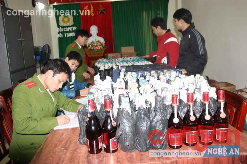 Công an TP Vinh lập biên bản thu giữ số lượng lớn rượu ngoại không có giấy tờ hợp lệ