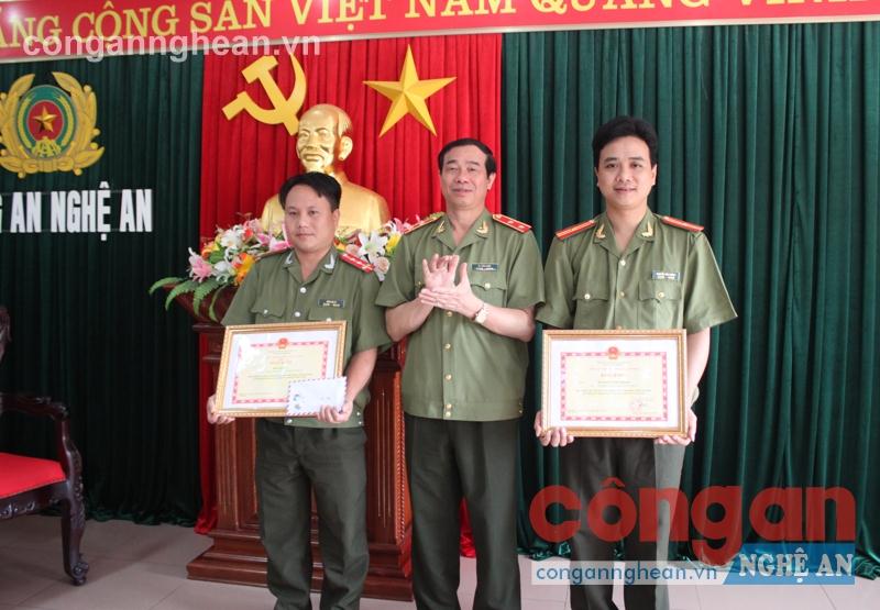 Tặng bằng khen cho hai cá nhân có thành tích xuất sắc