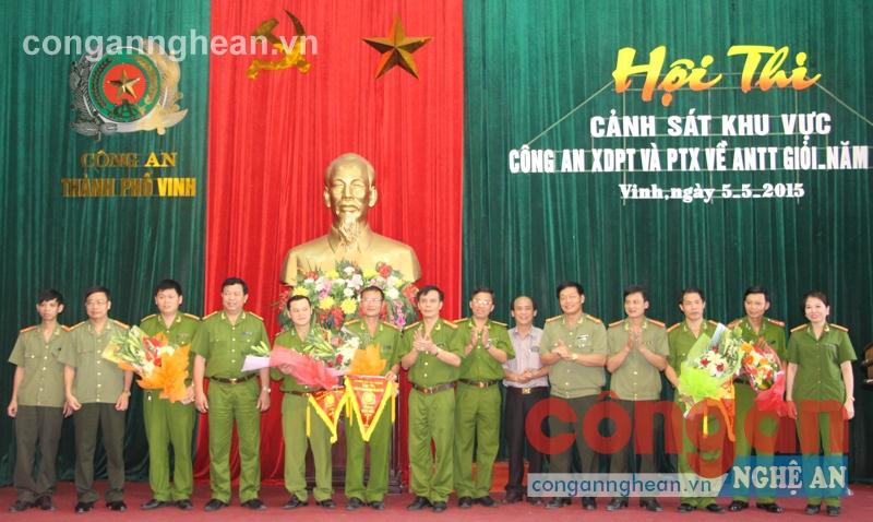 Đại tá Trần Ngọc Tú Trưởng Công an thành phố trao giải thưởng cho các đội dự thi.