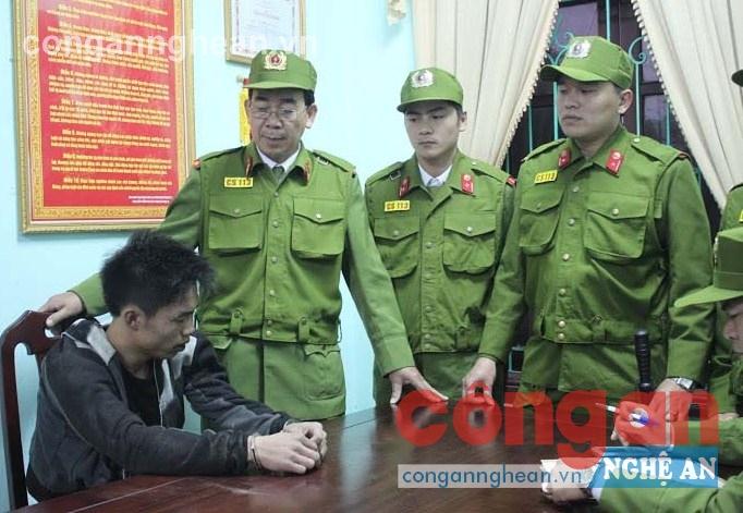 Thời gian qua, các lực lượng cảnh sát đã tập trung đánh mạnh vào các băng nhóm hoạt động bảo kê và các đối tượng hình sự nguy hiểm (Trong ảnh: Lực lượng CS113 bắt giữ đối tượng cướp tài sản)   