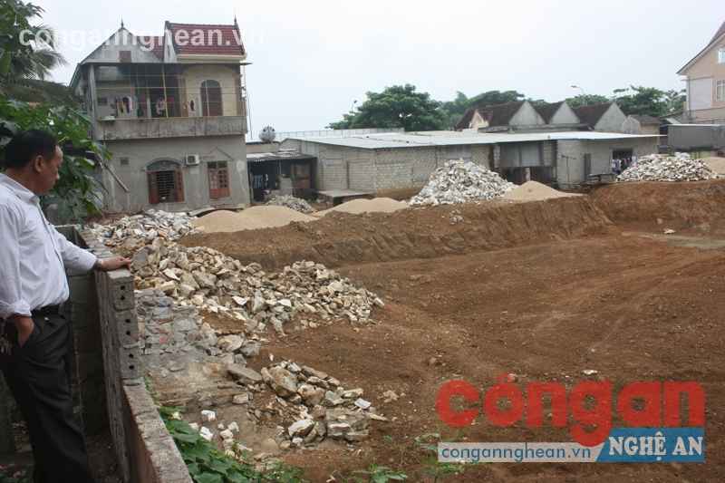 Diện tích đất ao cá bị các hộ dân liền kề cơi nới, lấn chiếm sai quy định trong nhiều năm