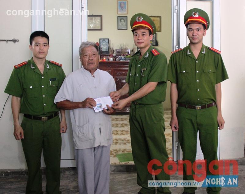 Công an phường Hưng Dũng trao quà cho gia đình ông Lê Bá Nghị