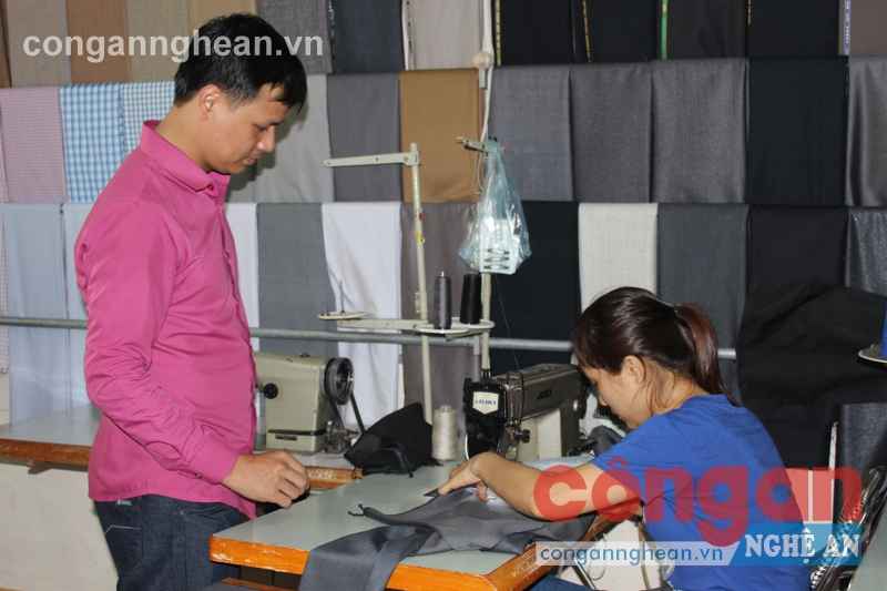 Anh Phúc Danh hướng dẫn học viên may quần áo tại tiệm may
