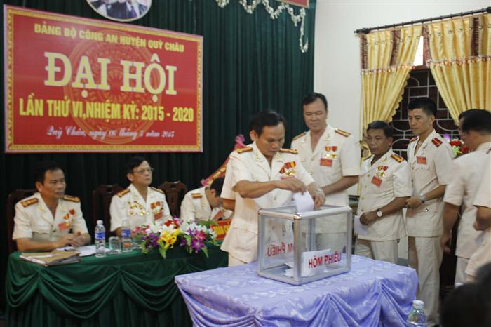 Các  đảng viên  bỏ phiếu  bầu BCH  nhiệm kỳ  2015 - 2020