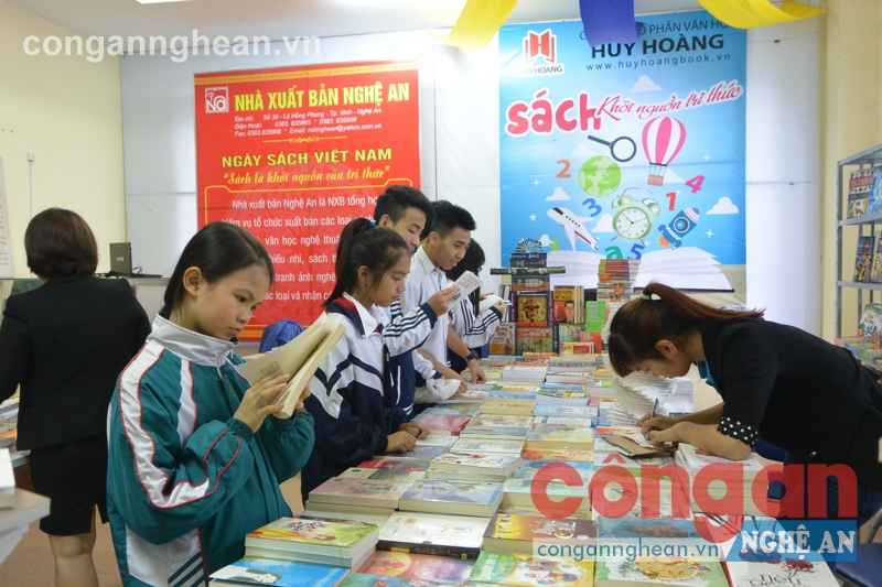 Nhiều loại sách “bẩn” vẫn được phát hành “trôi nổi” trên thị trường,  ảnh hưởng đến tâm hồn trong sáng của trẻ