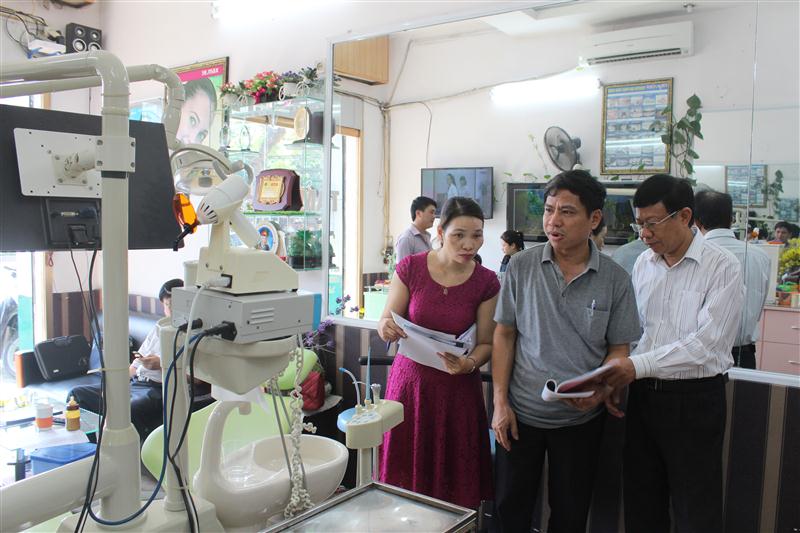Đoàn kiểm tra của Sở Y tế đã phát hiện nhiều phòng khám  nha khoa hoạt động sai chức năng, không có giấy phép            hoạt động (Trong ảnh: Đoàn tiến hành kiểm tra Phòng khám Nha khoa Hoàng Thu ở địa chỉ số 151, đường Lê Lợi, TP Vinh) 