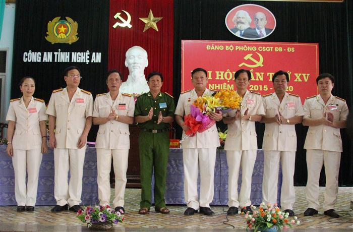 Đồng chí Đại tá – Lữ Văn Tường, Uỷ viên ban Thường vụ Đảng ủy – Phó Giám đốc Công an tỉnh tặng hoa chúc mừng BCH nhiệm kỳ 2015 -2020