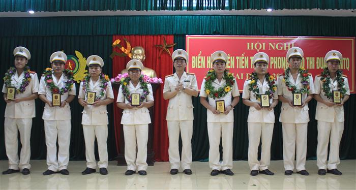 Trao thưởng cho các cá nhân có thành tích xuất sắc